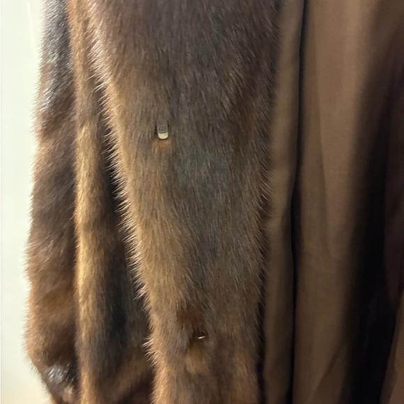 Luxurious Brown Fur Coat - Picture 7 of 11
